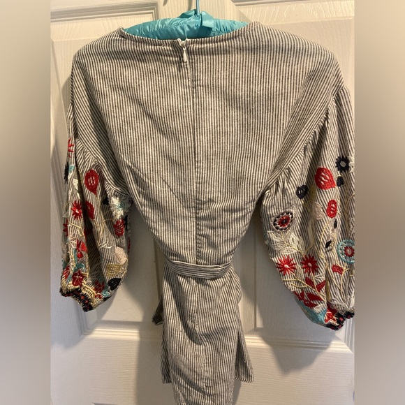 Unique RD Koko Puffy Sleeved Embroidered Top - Size S - Picture 2 of 9